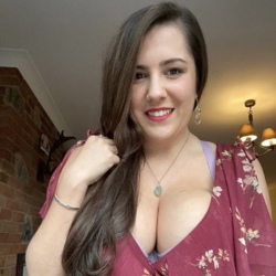 Claudy is looking for singles for a date